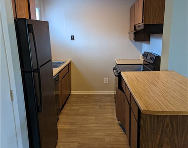 811 Applewood Lane - Photo Thumbnail 2