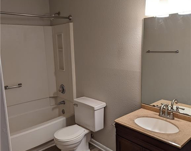 811 Applewood Lane - Photo Thumbnail 7