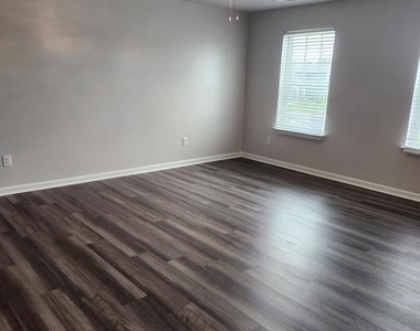 214 Gumspring Drive - Photo Thumbnail 8