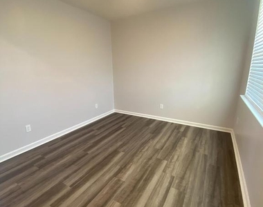 214 Gumspring Drive - Photo Thumbnail 6