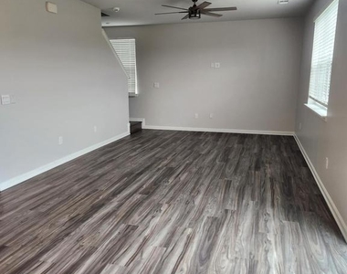 214 Gumspring Drive - Photo Thumbnail 5
