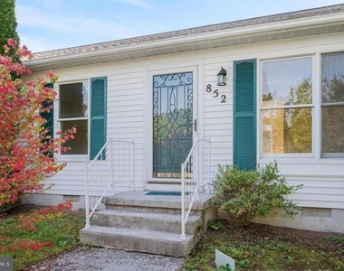 852 Morgan Place - Photo Thumbnail 4