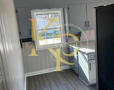 1200 E Holly Street - Photo Thumbnail 6