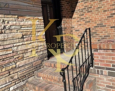 1200 E Holly Street - Photo Thumbnail 2