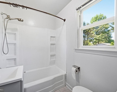 44 S Woodlawn Avenue - Photo Thumbnail 19
