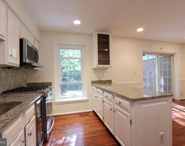 2184 Pond View Court - Photo Thumbnail 9