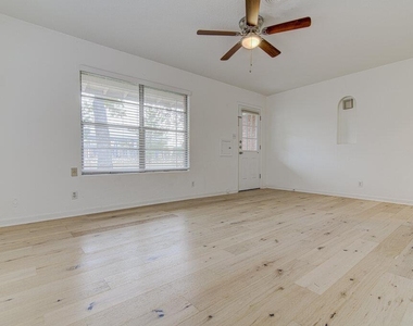 1711 Brentwood St - Photo Thumbnail 3