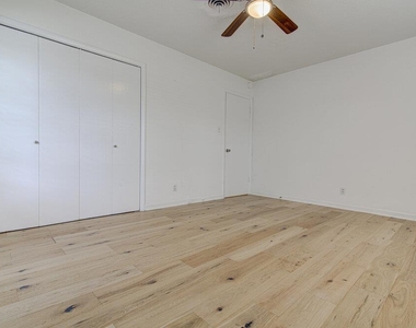 1711 Brentwood St - Photo Thumbnail 9