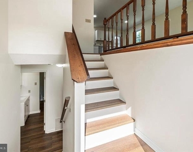 136 Nightingale Avenue - Photo Thumbnail 4