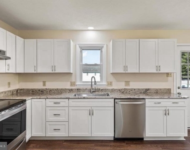 136 Nightingale Avenue - Photo Thumbnail 12