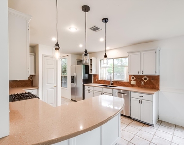2106 Heather Dr - Photo Thumbnail 9