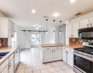 2106 Heather Dr - Photo Thumbnail 11