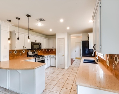 2106 Heather Dr - Photo Thumbnail 10