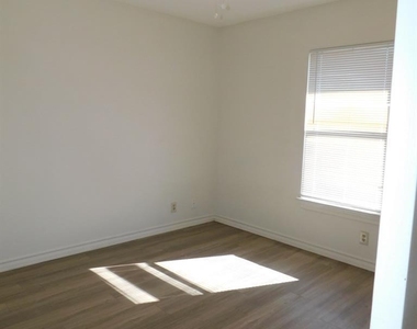 1002 Southwalk St - Photo Thumbnail 5