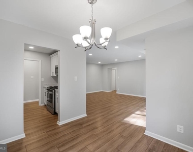 3860 Lyndhurst Drive - Photo Thumbnail 5