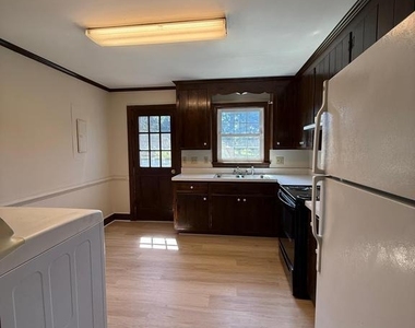 216 W Broaddus Avenue - Photo Thumbnail 4