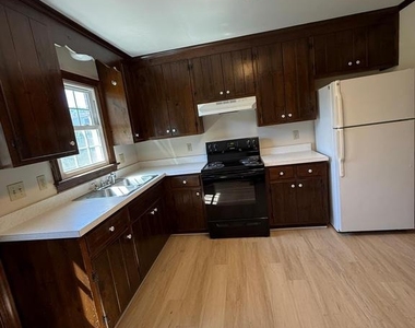 216 W Broaddus Avenue - Photo Thumbnail 6