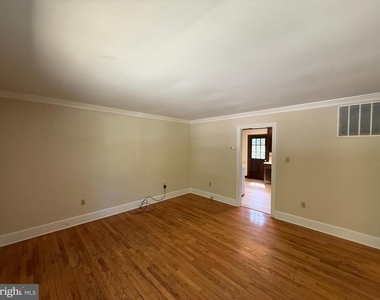 216 W Broaddus Avenue - Photo Thumbnail 2