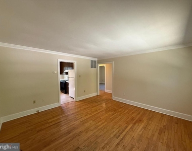 216 W Broaddus Avenue - Photo Thumbnail 3