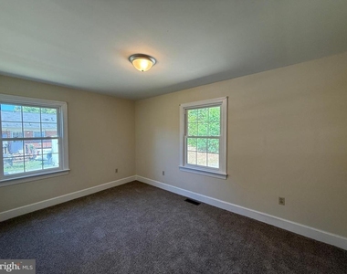216 W Broaddus Avenue - Photo Thumbnail 10