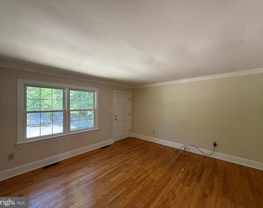 216 W Broaddus Avenue - Photo Thumbnail 1