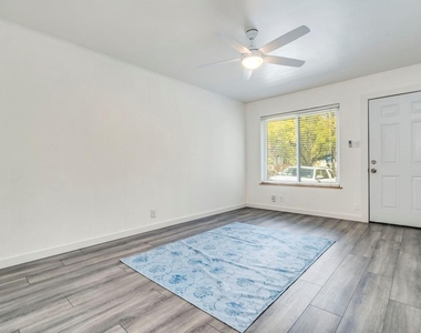 1607 Valleyridge Dr - Photo Thumbnail 7