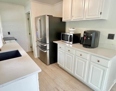 1326 S Columbus Street - Photo Thumbnail 4