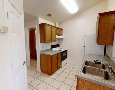 412 Burleson St - Photo Thumbnail 4