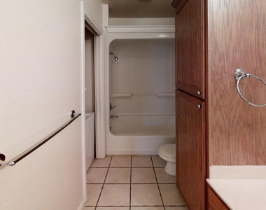 412 Burleson St - Photo Thumbnail 10