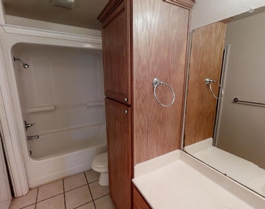 412 Burleson St - Photo Thumbnail 10