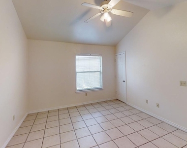 412 Burleson St - Photo Thumbnail 6