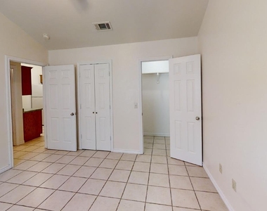 412 Burleson St - Photo Thumbnail 7