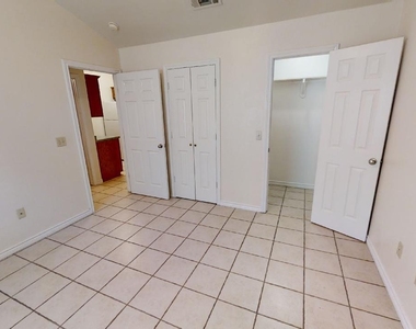 412 Burleson St - Photo Thumbnail 8