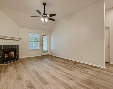 102 Osage Ct - Photo Thumbnail 5