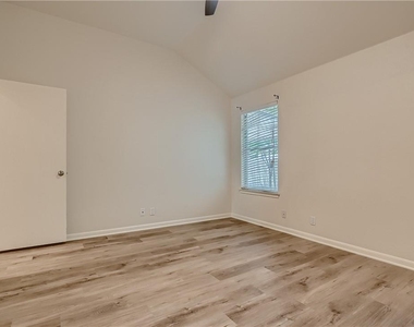 102 Osage Ct - Photo Thumbnail 18