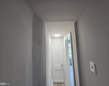 6149 W Columbia Avenue - Photo Thumbnail 16