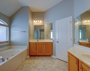 1554 Homewood Cir - Photo Thumbnail 32