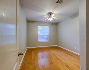 1554 Homewood Cir - Photo Thumbnail 18