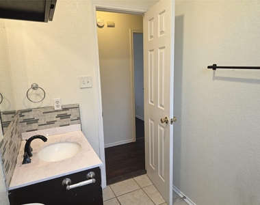 1600 Hollow Tree Blvd - Photo Thumbnail 15