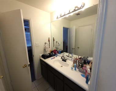 1600 Hollow Tree Blvd - Photo Thumbnail 8
