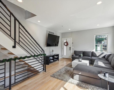 1500 N Myrtlewood Street - Photo Thumbnail 3