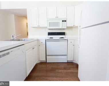 1411-3 Walnut Street - Photo Thumbnail 8