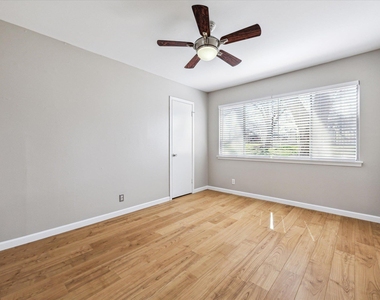 1304 Mariposa Dr - Photo Thumbnail 13