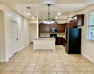 4718 Madrid Dr - Photo Thumbnail 5