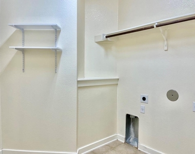 4718 Madrid Dr - Photo Thumbnail 17