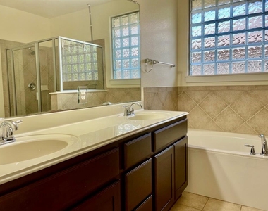 4718 Madrid Dr - Photo Thumbnail 10