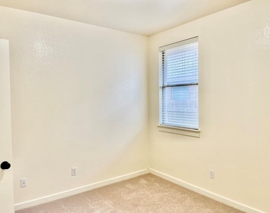 4718 Madrid Dr - Photo Thumbnail 12