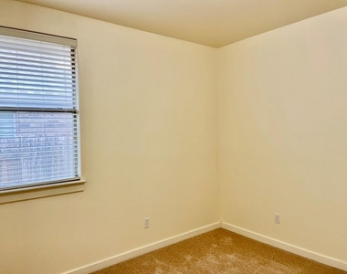 4718 Madrid Dr - Photo Thumbnail 15