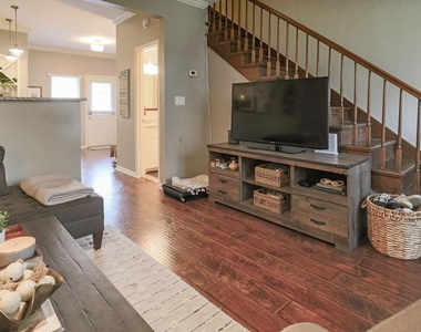 1307 Kinney Ave - Photo Thumbnail 5