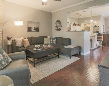 1307 Kinney Ave - Photo Thumbnail 2